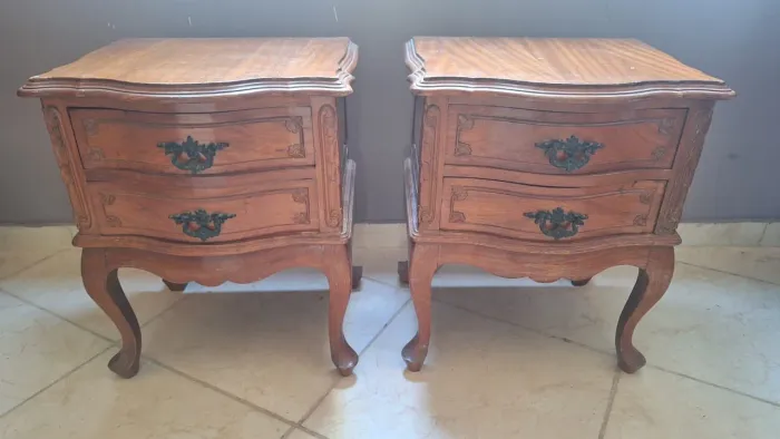 Vendo par de mesa de cabeceira chipandelle original 