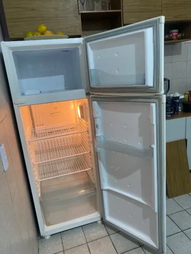Geladeira cônsul 2 portas ( pequeno reparo )