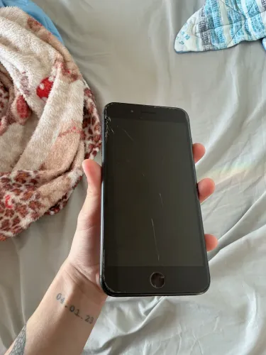Iphone 8 Plus 64GB - tela quebrada/botão home sem funcionar