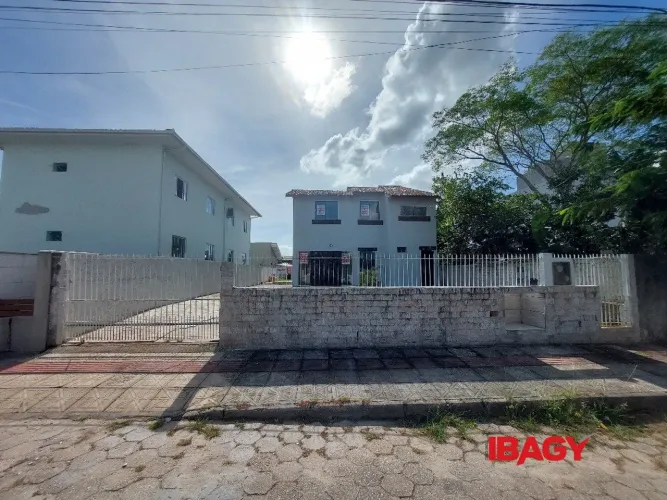 Excelente Casa 1 dormitório(s) em Carianos - Florianópolis