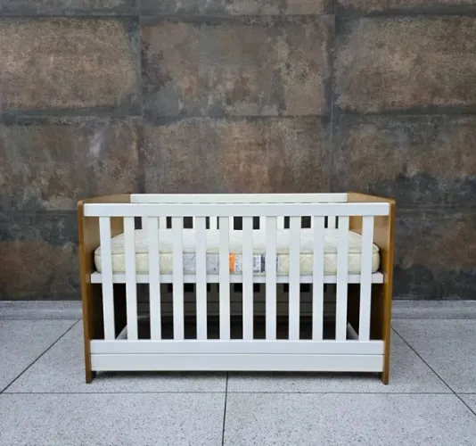 Berço em madeira com colchão