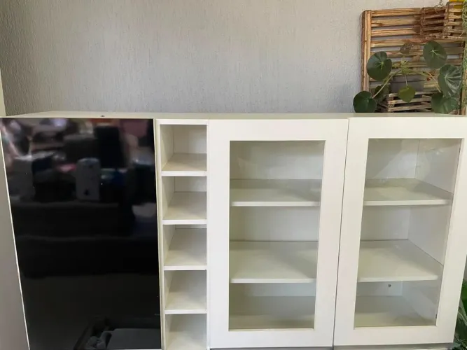 Armário MDF branco e preto com vidro