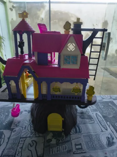 Casinha na árvore usada