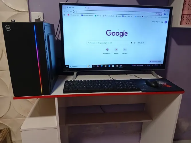 Computador muito novo + mesa.