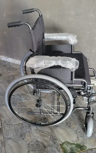 Cadeira de rodas em X,  suporta ate 120k, assento de 46 cm. Nova sem uso