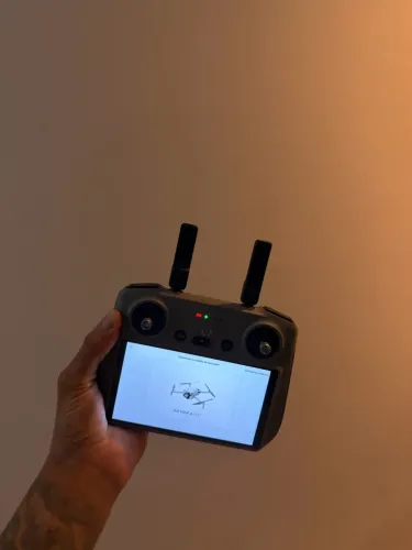 DJI RC 2 ? CONTROLE COM TELA NOVO / POUQUÍSSIMO USO