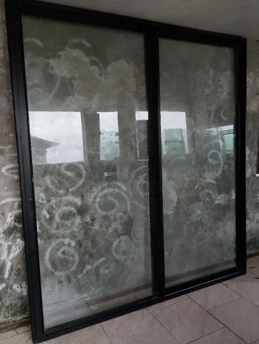 Porta vidro alumínio tamanho 2.35 de largura por 2.60 altura nova