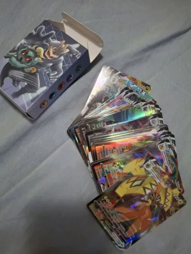 kit com 50 cartas pokemons cromadas raras ( NÃO são copag)