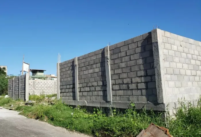 TERRENO MURADO Á VENDA NO PARQUE DAS PALMEIRAS