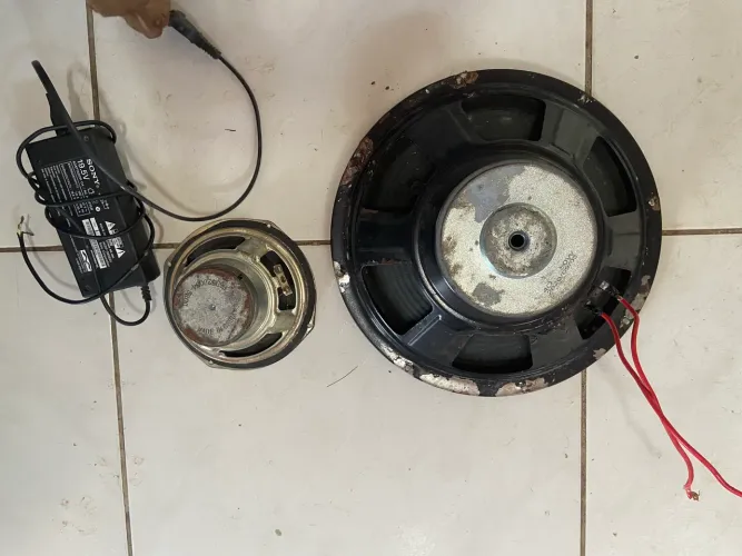Vendo esse fones com uma fonte de 19 volts 