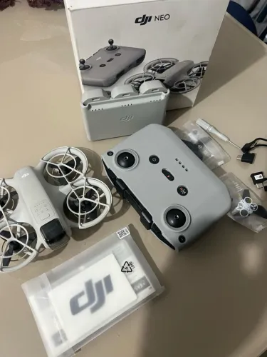 Drone DJI Neo com controle remoto e acessórios