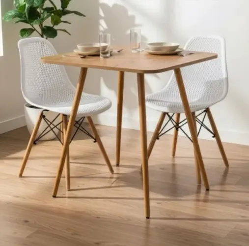 Mesa com 2 cadeiras sem uso
