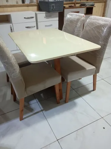 Mesa em madeira com tampo Laqueado e 04 cadeiras alcochoadas 