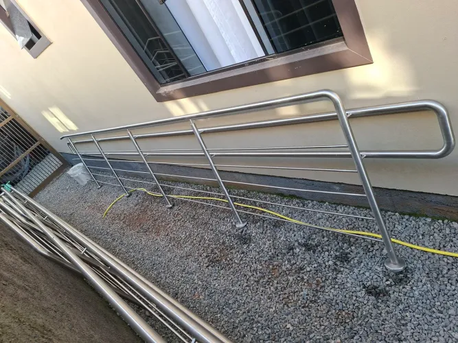 Vendo corrimão,2 peças de 5.90m x 1m,1 peça11/2 m x 1m, 1 peca de x 1m, 1 peça de 3mx 1m.