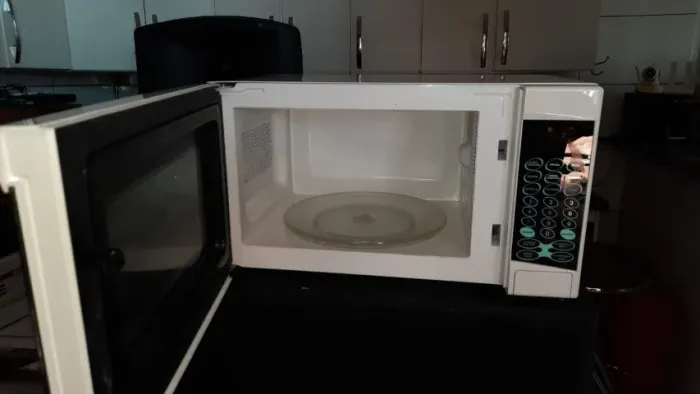 Microondas 20 litros 127 volts marca Mega Star semi novo