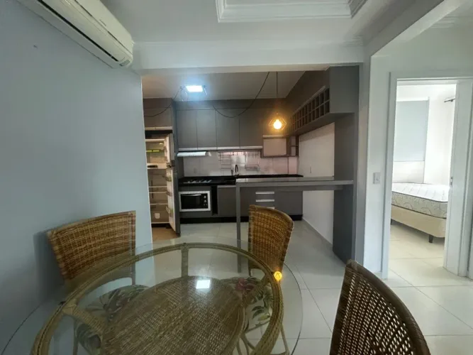 Apartamento mobiliado com 2 dormitórios + sacada à 500m da Praia dos Ingleses!