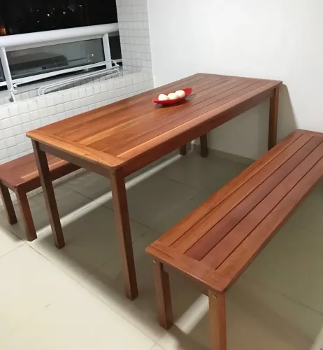 Conjunto de mesa com bancos em Massaranduba