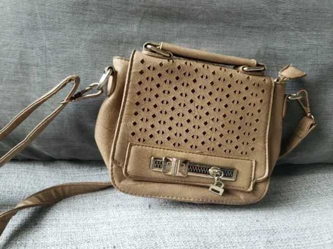 Bolsa Feminina Transversal Bege Caramelo Detalhe Vazado E Ziper