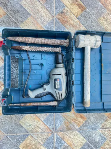 Furadeira de Impacto Black+Decker 3/8" + Maleta e Acessórios