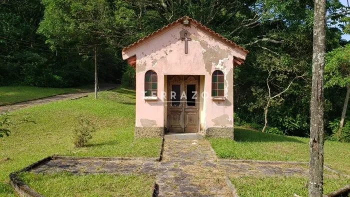 Sítio à venda em Monte Oliveti, Guapimirim  Amplo espaço residencial/comercial com lazer