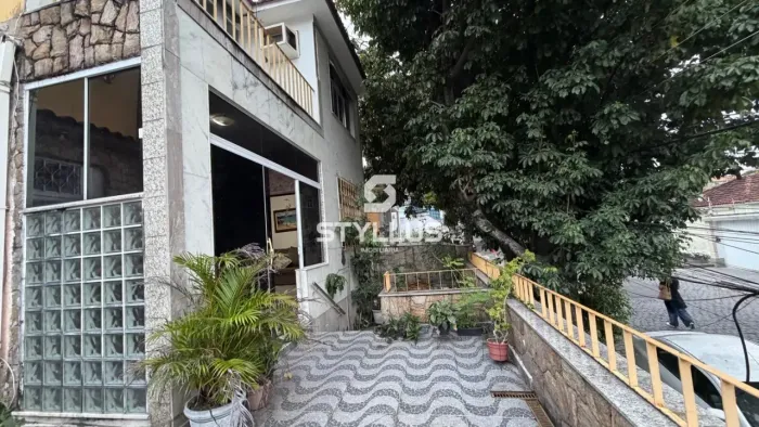 Casa Ampla com 6 Quartos (1 Suíte) e Varanda em Piedade! PA01X