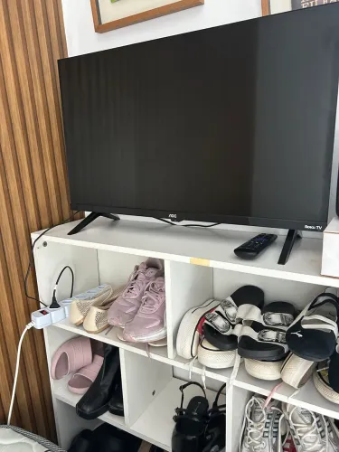 Smart TV da marca AOC com o sistema operacional Roku TV integrado