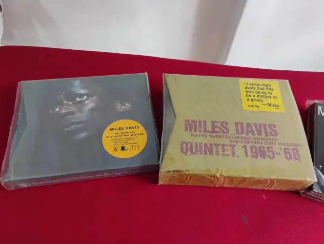 Três caixas cds MILES DAVIS