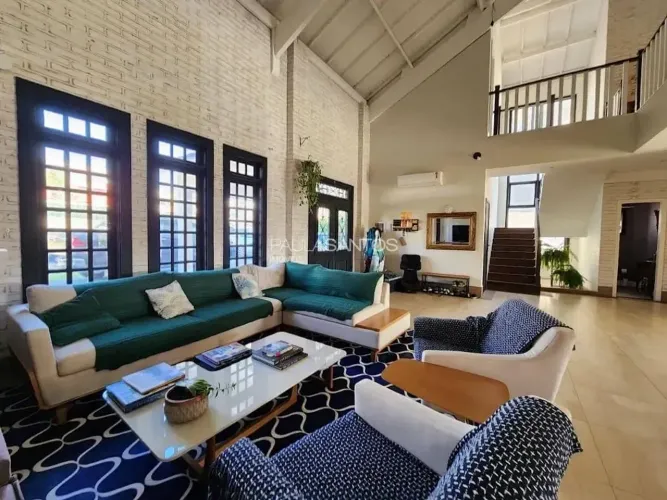 Casa à venda no estilo Farmhouse, com 6 dormitórios e amplo gramado, no Residencial Fazend
