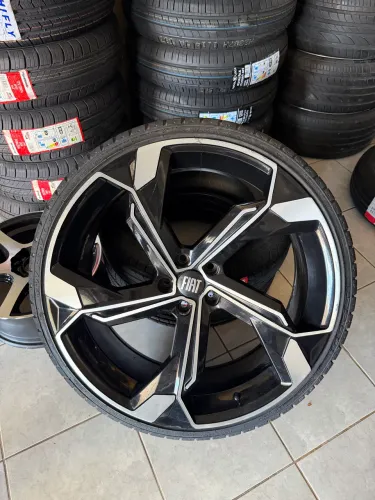Aro 22 , com pneus novos os furos pega em todos os carros 