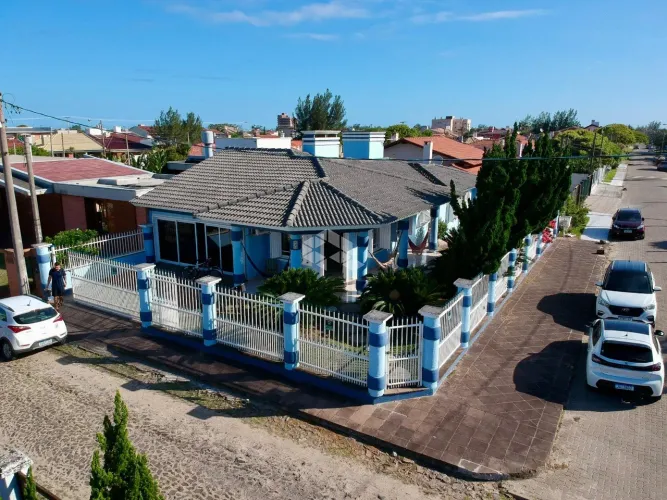 Casa térrea com 2 dormitórios, sendo 01 suíte decorado e mobiliado, em Noiva do Mar - Xang