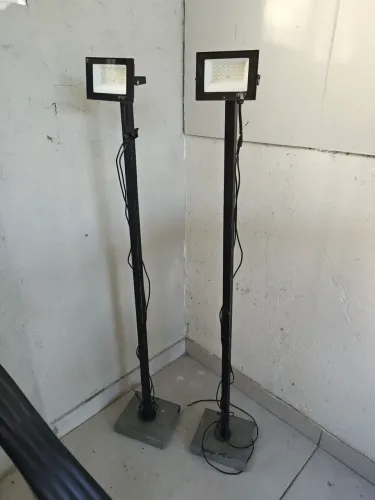 E só dois refletores led