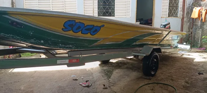 Barco motor e carreta