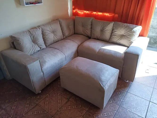 Sofá da canto com braço dos dois lados