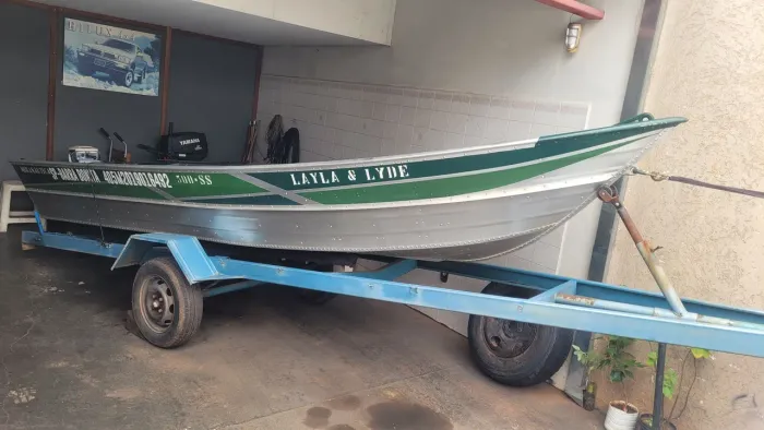 Barco com motor 15 e carretinha