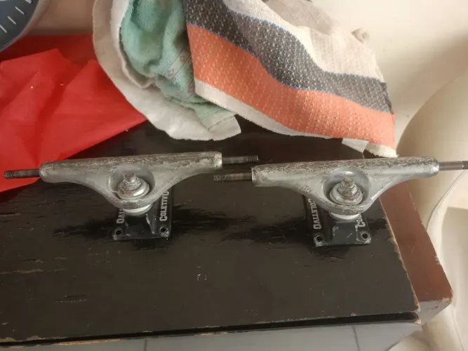 Par de Trucks seminovos tamanho 159 Marca Coletivo Bem Conservados
