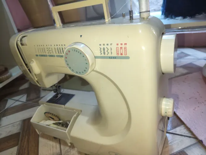 Vendo máquina de costura elgin está precisando só acertar o ponto dela 