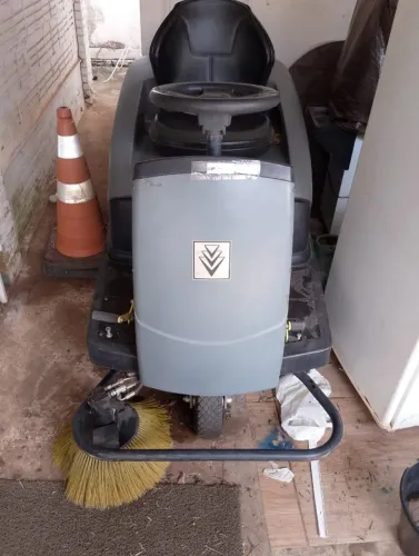 VARREDEIRA DE PISO KARCHER KM 100/100