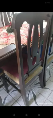 Mesa usada com seis cadeiras cor em mogno