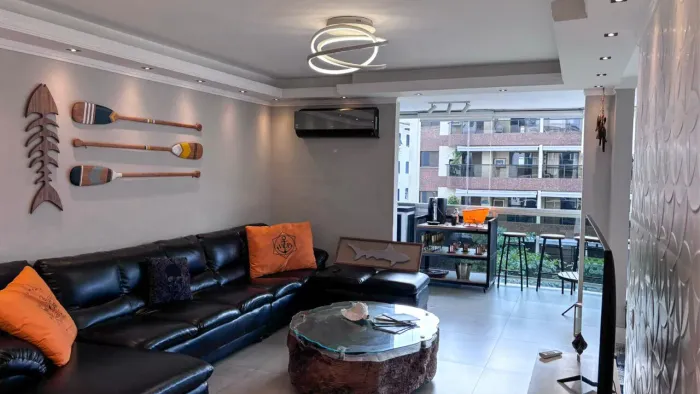 Apartamento à venda na praia da Enseada, Região do Hotel Casa Grande