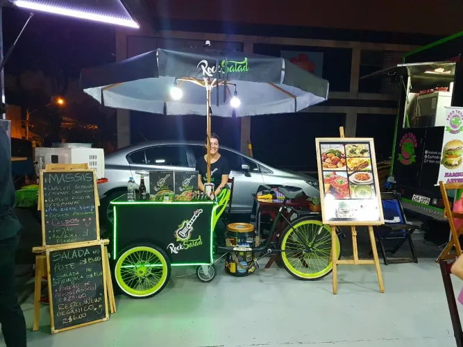 Food Bike com freezer e ombrelone.
