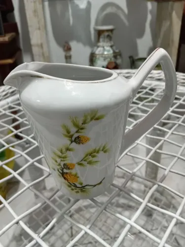 Leiteira de porcelana