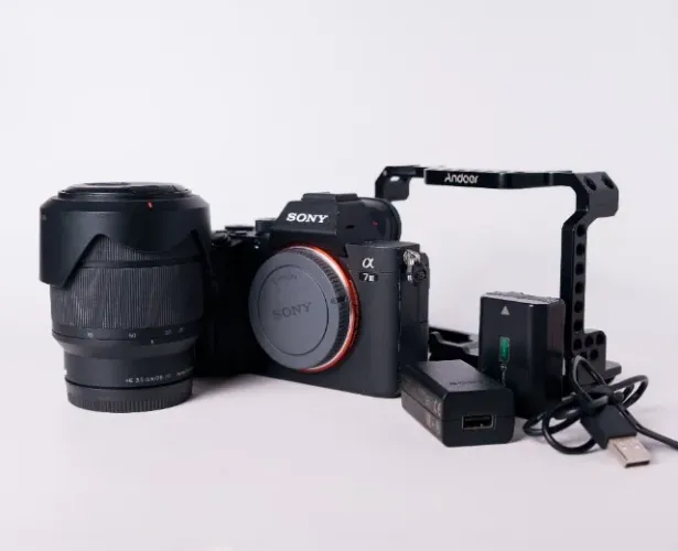 Câmera Sony A7iii + Lente 28 - 70mm + Cage