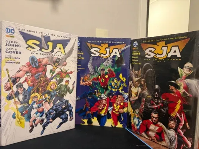 SJA Sociedade da Justiça da América por Geoff Johns Omnibus vol 1 a 3 lacrados