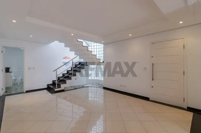 Lindo sobrado de 255m² com 4 Dormitórios, Suíte com Hidromassagem e Closet em Madeira Maci