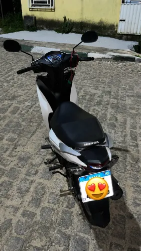 Moto pra quem gostar de usar no dia a dia, moto cuidada por mulher.