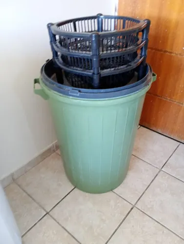 BALDE 100 LITROS COM TAMPA.