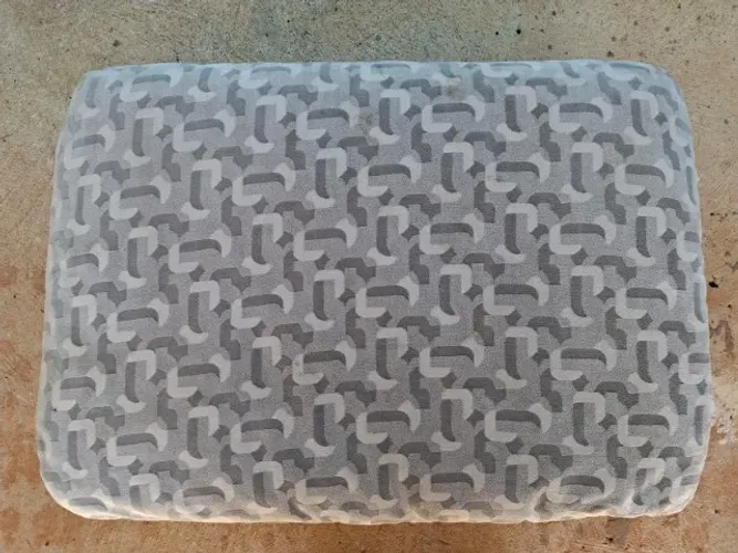 Almofada/puf modular, densidade D33, 85cm x 65cm. Capa com zíper.