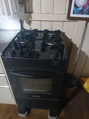 Vendo um fogão de 4 bocas com forno auto limpando.