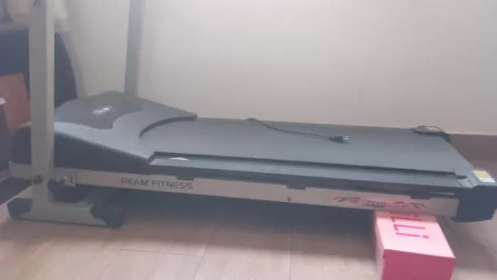 Esteira elétrica Dream Fitness Speed 1600 cor cinza e preto
