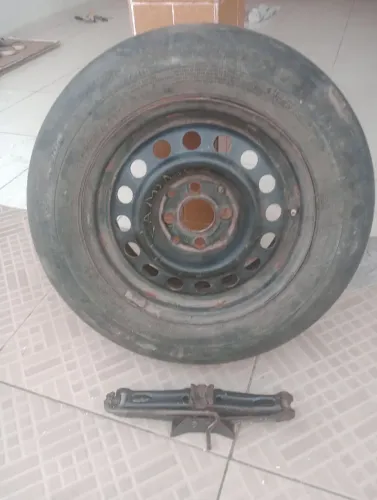 Roda de ferro Fiat com pneu e macaco 